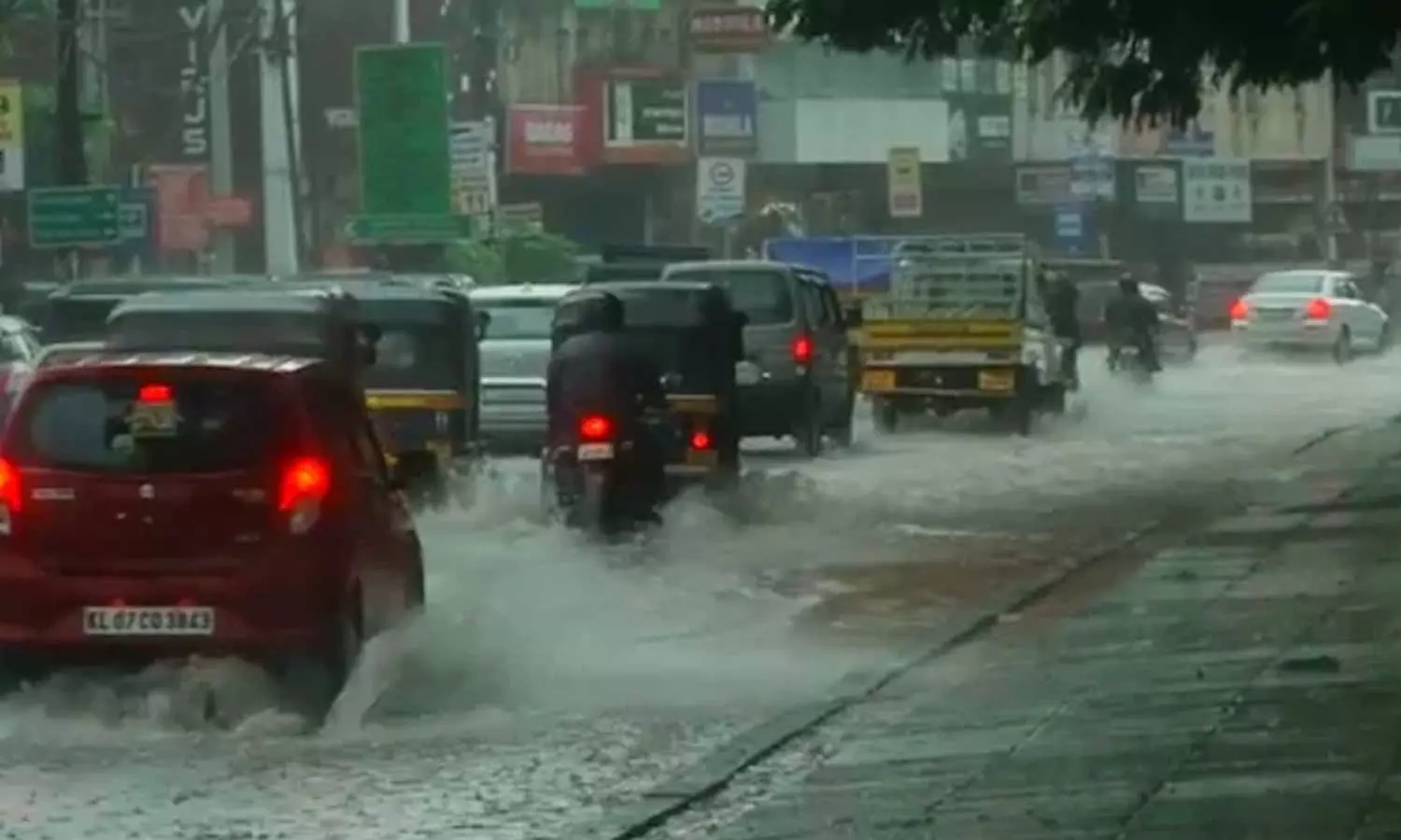 സംസ്ഥാനത്ത് കനത്ത മഴ; മൂന്ന് ജില്ലകളില് റെഡ് അലര്ട്ട് സംസ്ഥാനത്ത് കനത്ത മഴ; മൂന്ന് ജില്ലകളില് റെഡ് അലര്ട്ട്