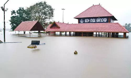 കനത്ത മഴ; എറണാകുളം ആലുവ ശിവക്ഷേത്രം പൂർണമായി മുങ്ങി