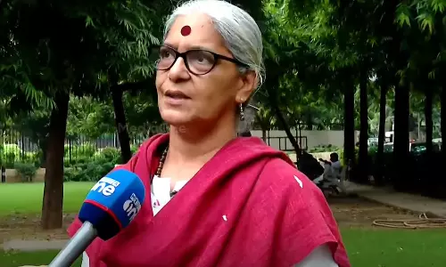 യുഡിഎഫിലേയ്ക്ക് ക്ഷണിച്ച കൺവീനർ അടൂർ പ്രകാശിനെതിരെ സിപിഐ നേതാവ് ആനി രാജ