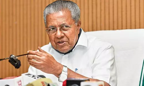 അധ്യാപകര്ക്ക് വിദ്യാര്ഥികളുടെ ബാഗ് പരിശോധിക്കാമെന്ന് മുഖ്യമന്ത്രി; ലഹരി ഉപയോഗം തടയാന് ബാലാവകാശ കമ്മീഷന് ഉത്തരവ് ലംഘിക്കാന് നിര്ദേശം അധ്യാപകര്ക്ക് വിദ്യാര്ഥികളുടെ ബാഗ് പരിശോധിക്കാമെന്ന് മുഖ്യമന്ത്രി; ലഹരി ഉപയോഗം തടയാന് ബാലാവകാശ കമ്മീഷന് ഉത്തരവ് ലംഘിക്കാന് നിര്ദേശം