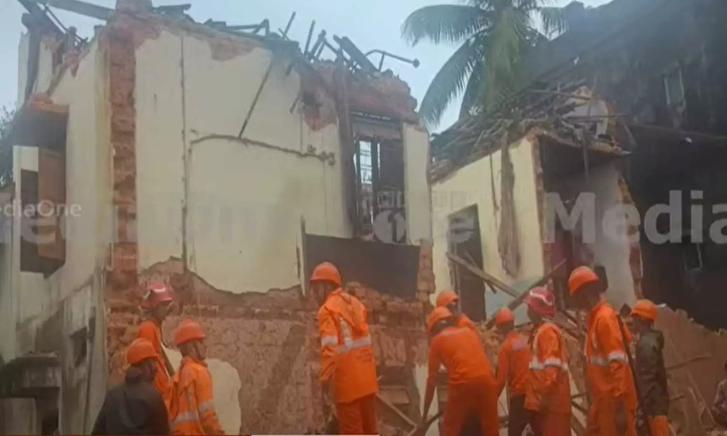 തൃശൂർ കൊടകരയിൽ കെട്ടിടം ഇടിഞ്ഞുവീണു; കുടുങ്ങിക്കിടന്ന രണ്ട് ഇതരസംസ്ഥാനതൊഴിലാളികളെ രക്ഷപ്പെടുത്തി,ഒരാള്‍ക്കായി തിരിച്ചില്‍