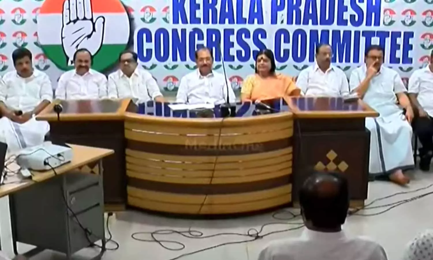 കോൺഗ്രസിലെ ക്രെഡിറ്റ് തർക്കത്തിൽ ഇടപെട്ട് ഹൈക്കമാൻഡ്; ദീപാ ദാസ് മുന്ഷി നേതാക്കളുമായി സംസാരിച്ചു കോൺഗ്രസിലെ ക്രെഡിറ്റ് തർക്കത്തിൽ ഇടപെട്ട് ഹൈക്കമാൻഡ്; ദീപാ ദാസ് മുന്ഷി നേതാക്കളുമായി സംസാരിച്ചു