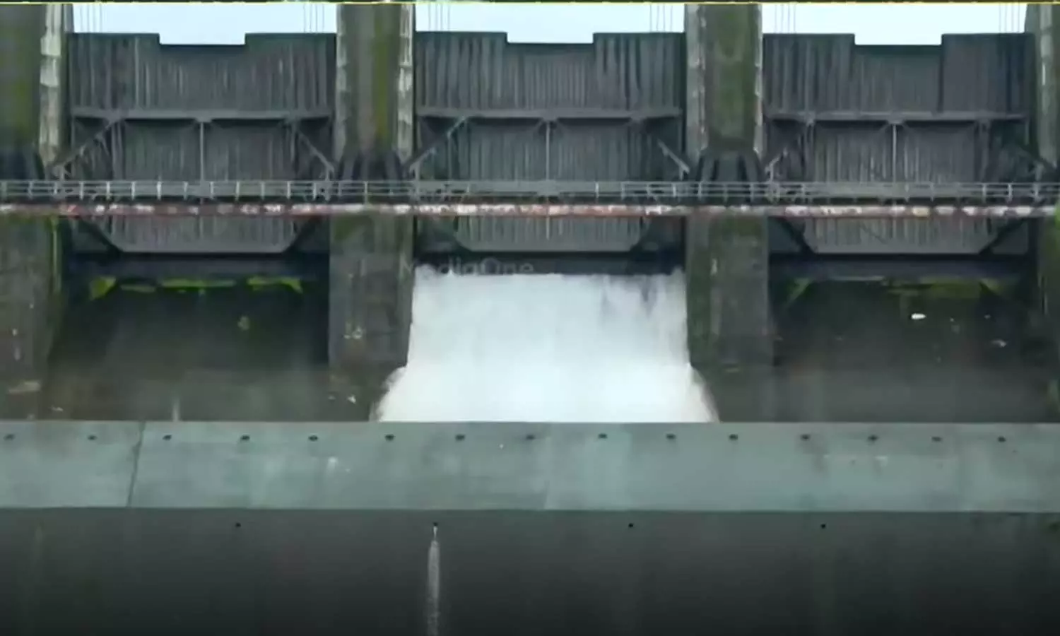 ജലനിരപ്പ് ഉയരുന്നു; എട്ട് ഡാമുകളിൽ റെഡ് അലർട്ട് ജലനിരപ്പ് ഉയരുന്നു; എട്ട് ഡാമുകളിൽ റെഡ് അലർട്ട്