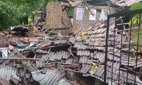 ജീവനെടുത്ത് കാലവര്‍ഷം; തൃശൂരില്‍ കെട്ടിടം തകര്‍ന്ന് മൂന്ന് മരണം,  മൂവാറ്റുപുഴയില്‍ കനാലിൽ വീണ് മധ്യവയസ്കൻ മരിച്ചു