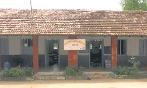 ദലിത് വനിത പാചകക്കാരിയായി, രക്ഷിതാക്കൾ കൂട്ടത്തോടെ കുട്ടികളെ പിൻവലിച്ചു; സ്കൂൾ അടച്ചു പൂട്ടൽ ഭീഷണിയിൽ