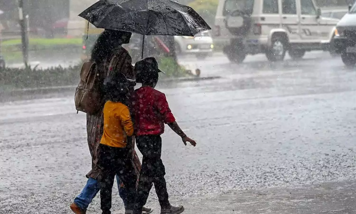 സംസ്ഥാനത്ത് ഇന്നും അതിശക്തമായ മഴയ്ക്ക് സാധ്യത; 5 ജില്ലകളില് ഓറഞ്ച് അലര്ട്ട് സംസ്ഥാനത്ത് ഇന്നും അതിശക്തമായ മഴയ്ക്ക് സാധ്യത; 5 ജില്ലകളില് ഓറഞ്ച് അലര്ട്ട്