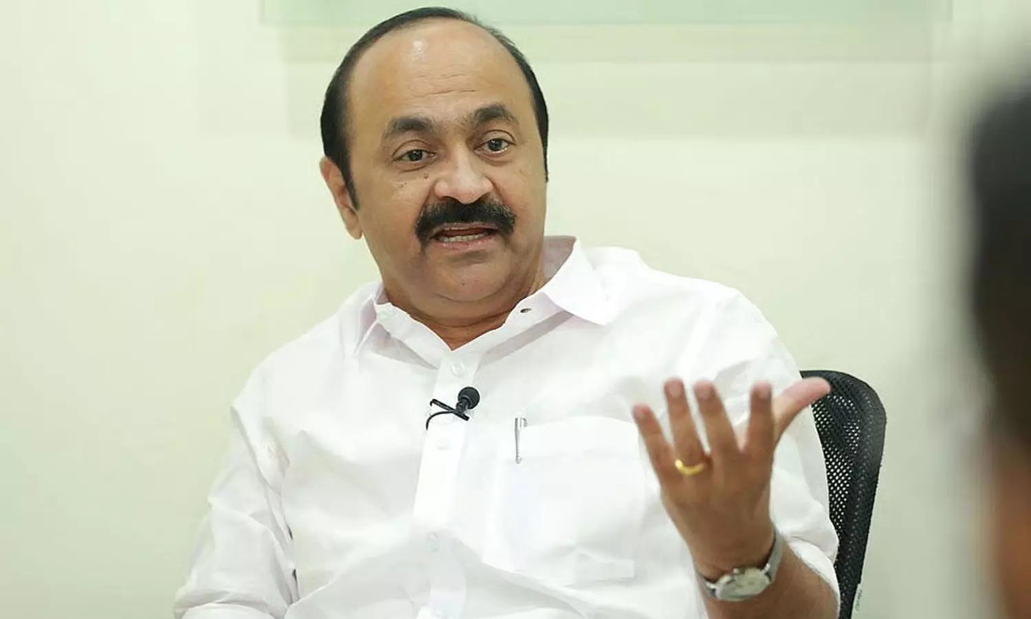 കേരളത്തിലെ ക്രൈസ്തവ ഭവനങ്ങളിൽ കേക്കുമായെത്തുന്ന സംഘ്പരിവാർ മറ്റിടങ്ങളിൽ ക്രൂരമായി വേട്ടയാടുന്നു: വി.ഡി സതീശൻ