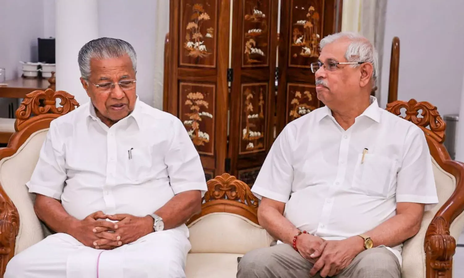 ഭരണഘടനയിൽ തൊട്ട് സത്യപ്രതിജ്ഞ ചെയ്ത മന്ത്രിക്ക് അങ്ങനെ മാത്രമേ പെരുമാറാൻ കഴിയൂ ഗവർണുടെ കത്തിന് മറുപടിയുമായി മുഖ്യമന്ത്രി