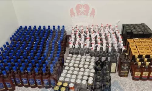 വ്യാജ മദ്യം, അധാർമിക പ്രവർത്തി; ഒമാനിൽ ഇന്ത്യക്കാർ പിടിയിൽ വ്യാജ മദ്യം, അധാർമിക പ്രവർത്തി; ഒമാനിൽ ഇന്ത്യക്കാർ പിടിയിൽ