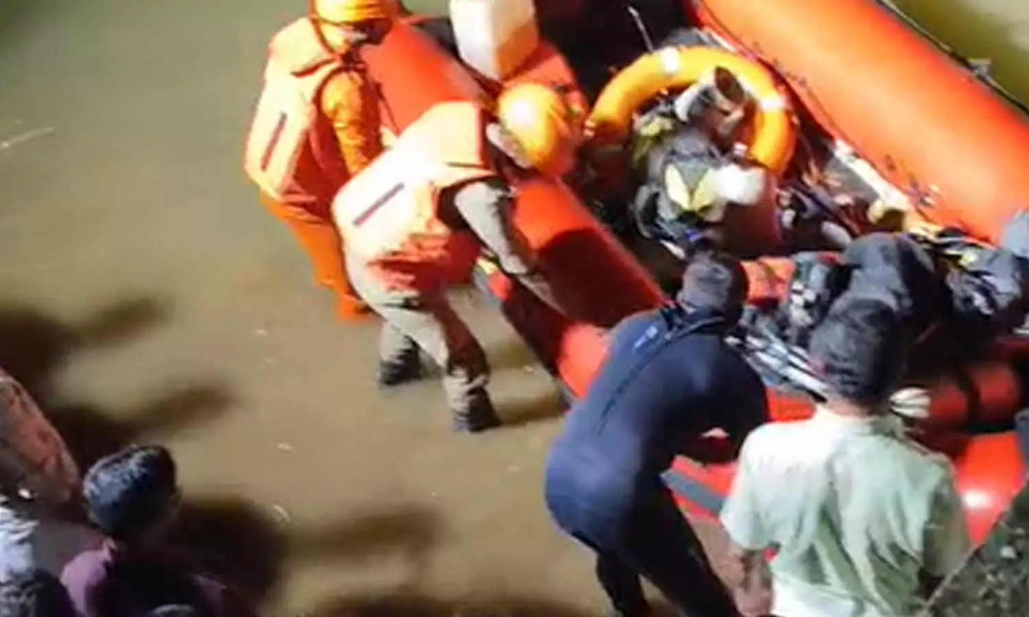 ചാലിയാറില് വള്ളം മറിഞ്ഞ് മധ്യവയസ്കനെ കാണാതായി ചാലിയാറില് വള്ളം മറിഞ്ഞ് മധ്യവയസ്കനെ കാണാതായി