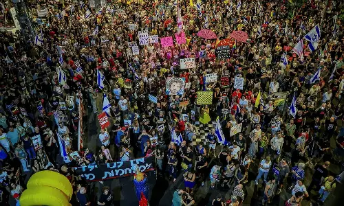 ഗസ്സയിൽ ഉടനടി യുദ്ധം അവസാനിപ്പിക്കുക; ഇസ്രായേലിൽ പ്രതിഷേധവുമായി പതിനായിരങ്ങൾ