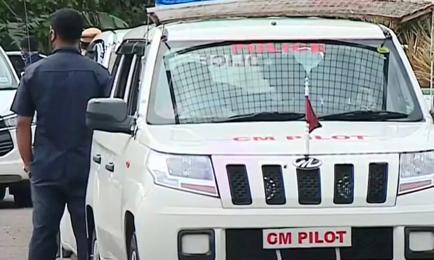 മുഖ്യമന്ത്രിയുടെ വാഹനവ്യൂഹത്തെ പിന്തുടർന്ന അഞ്ചംഗ സംഘം കോഴിക്കോട്ട് പിടിയിൽ മുഖ്യമന്ത്രിയുടെ വാഹനവ്യൂഹത്തെ പിന്തുടർന്ന അഞ്ചംഗ സംഘം കോഴിക്കോട്ട് പിടിയിൽ