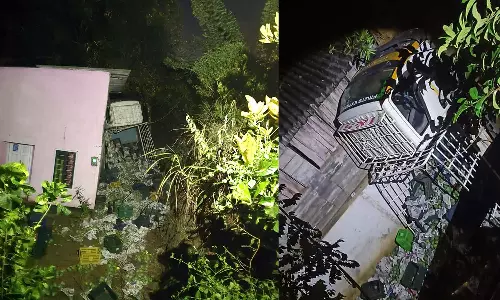 ഇടുക്കി നെടുങ്കണ്ടത്ത് ലോറി വീടിന് മുകളിലേക്ക് മറിഞ്ഞു; ഒഴിവായത് വൻ ദുരന്തം ഇടുക്കി നെടുങ്കണ്ടത്ത് ലോറി വീടിന് മുകളിലേക്ക് മറിഞ്ഞു; ഒഴിവായത് വൻ ദുരന്തം