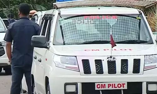 മുഖ്യമന്ത്രിയുടെ വാഹനവ്യൂഹത്തെ പിന്തുടർന്ന അഞ്ചംഗ സംഘം കോഴിക്കോട്ട് പിടിയിൽ മുഖ്യമന്ത്രിയുടെ വാഹനവ്യൂഹത്തെ പിന്തുടർന്ന അഞ്ചംഗ സംഘം കോഴിക്കോട്ട് പിടിയിൽ