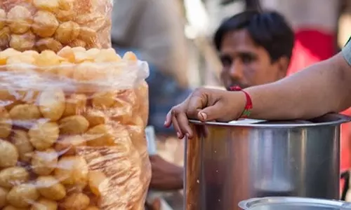 golgappa seller