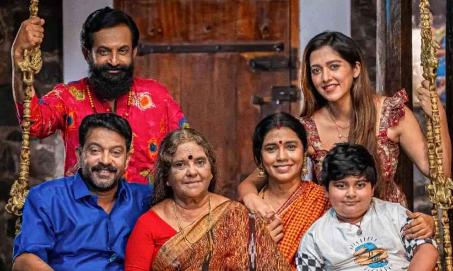 പ്രണയവും പാട്ടും പിന്നൊരു വമ്പൻ ട്വിസ്റ്റും; ആലി ഫസ്റ്റ് ലുക്ക് പുറത്ത് പ്രണയവും പാട്ടും പിന്നൊരു വമ്പൻ ട്വിസ്റ്റും; ആലി ഫസ്റ്റ് ലുക്ക് പുറത്ത്