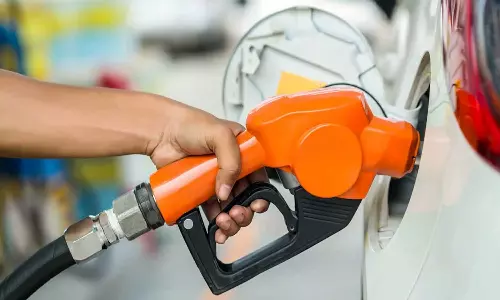 പമ്പുകളിൽ എഐ കാമറകളും പൊലീസും;  ഡൽഹിയിൽ പഴയ പെട്രോൾ,ഡീസൽ വാഹനങ്ങൾക്ക് ഇന്നു മുതൽ ഇന്ധനം ലഭിക്കില്ല