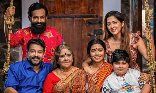 പ്രണയവും പാട്ടും പിന്നൊരു വമ്പൻ ട്വിസ്റ്റും; ആലി ഫസ്റ്റ് ലുക്ക് പുറത്ത്