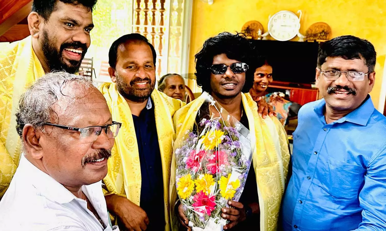 റാപ്പര് വേടനെ ആദരിച്ച് വിടുതലൈ ചിരുതൈകൾ കച്ചി പാർട്ടി റാപ്പര് വേടനെ ആദരിച്ച് വിടുതലൈ ചിരുതൈകൾ കച്ചി പാർട്ടി