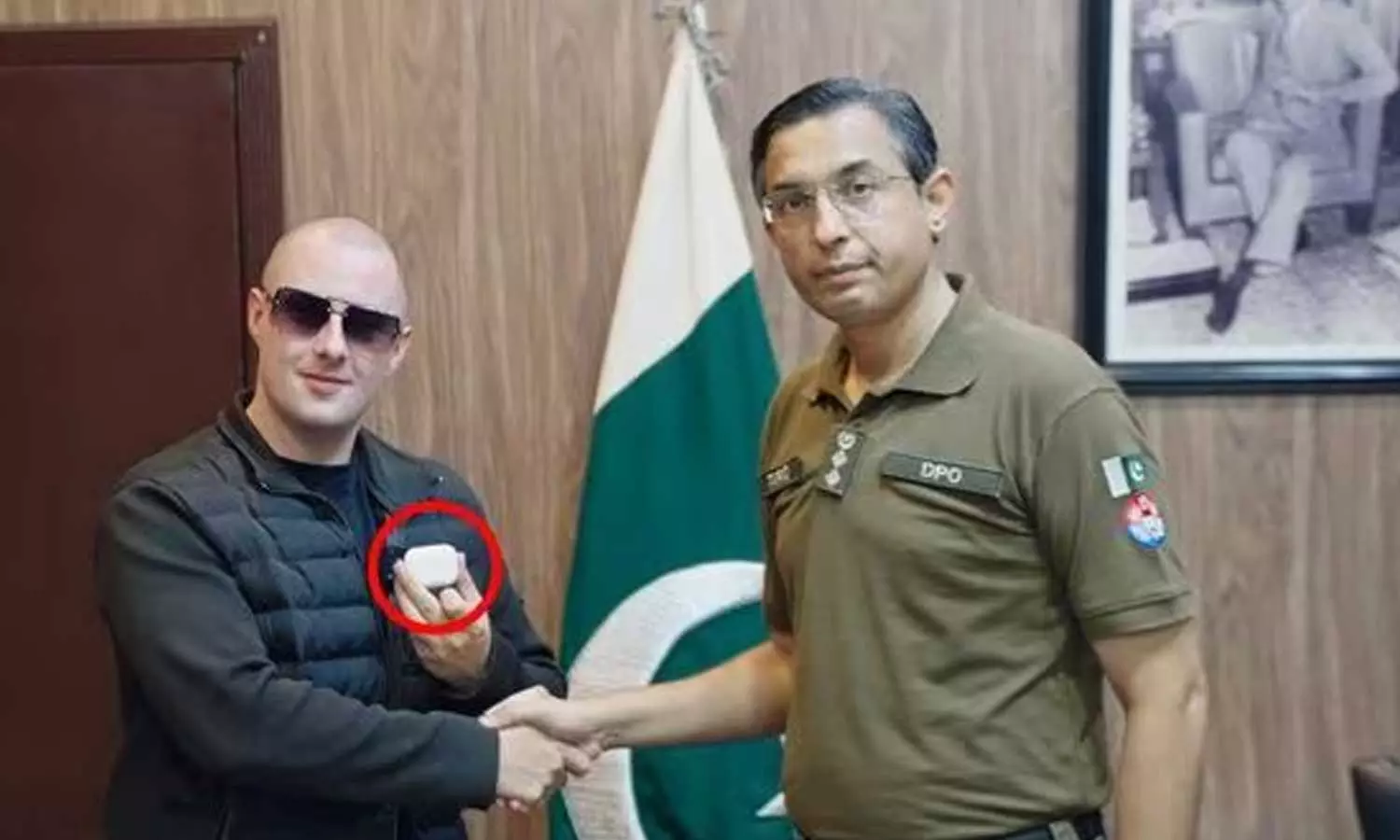 ദുബൈ ടു പാകിസ്താൻ; ഒരു വർഷം മുമ്പ് ദുബൈയിൽ നിന്ന് കാണാതായ എയർപോഡിന് വേണ്ടിയുള്ള ബ്രിട്ടീഷ് യൂട്യൂബറുടെ തിരച്ചിൽ അവസാനിച്ചത് പാകിസ്താനിൽ ദുബൈ ടു പാകിസ്താൻ; ഒരു വർഷം മുമ്പ് ദുബൈയിൽ നിന്ന് കാണാതായ എയർപോഡിന് വേണ്ടിയുള്ള ബ്രിട്ടീഷ് യൂട്യൂബറുടെ തിരച്ചിൽ അവസാനിച്ചത് പാകിസ്താനിൽ