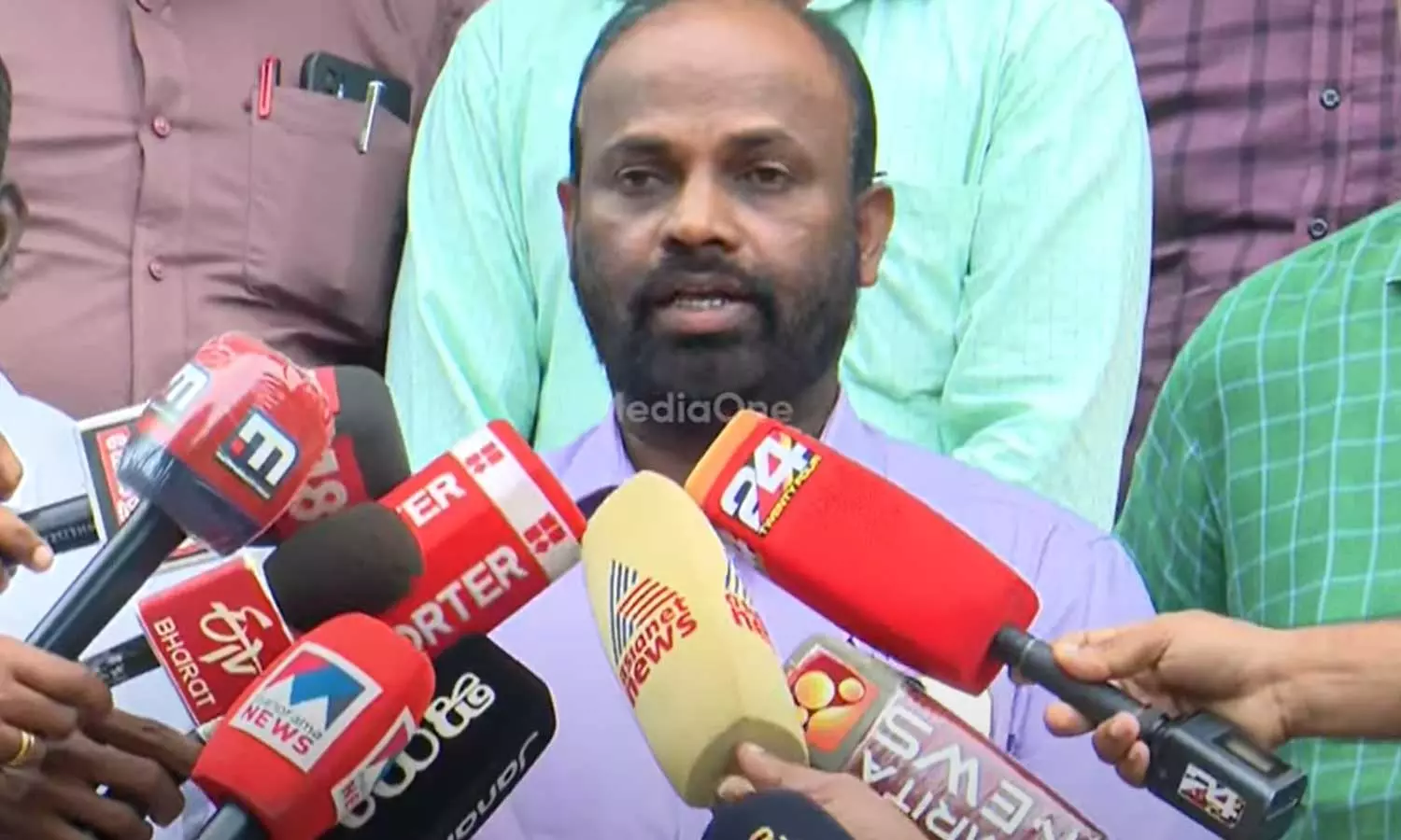 രജിസ്ട്രാർ നാളെയും ഓഫീസിലെത്തി കൃത്യനിർവഹണം നടത്തും; സസ്പെൻഷൻ തീരുമാനം തള്ളി സിൻഡിക്കേറ്റ് അംഗം ജി.മുരളീധരൻ രജിസ്ട്രാർ നാളെയും ഓഫീസിലെത്തി കൃത്യനിർവഹണം നടത്തും; സസ്പെൻഷൻ തീരുമാനം തള്ളി സിൻഡിക്കേറ്റ് അംഗം ജി.മുരളീധരൻ