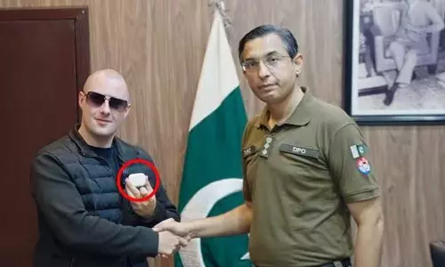 ദുബൈ ടു പാകിസ്താൻ; ഒരു വർഷം മുമ്പ് ദുബൈയിൽ നിന്ന് കാണാതായ എയർപോഡിന് വേണ്ടിയുള്ള  ബ്രിട്ടീഷ്   യൂട്യൂബറുടെ തിരച്ചിൽ അവസാനിച്ചത് പാകിസ്താനിൽ