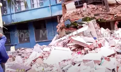 കോട്ടയം മെഡിക്കൽ കോളജിൽ കെട്ടിടം തകർന്നുവീണു