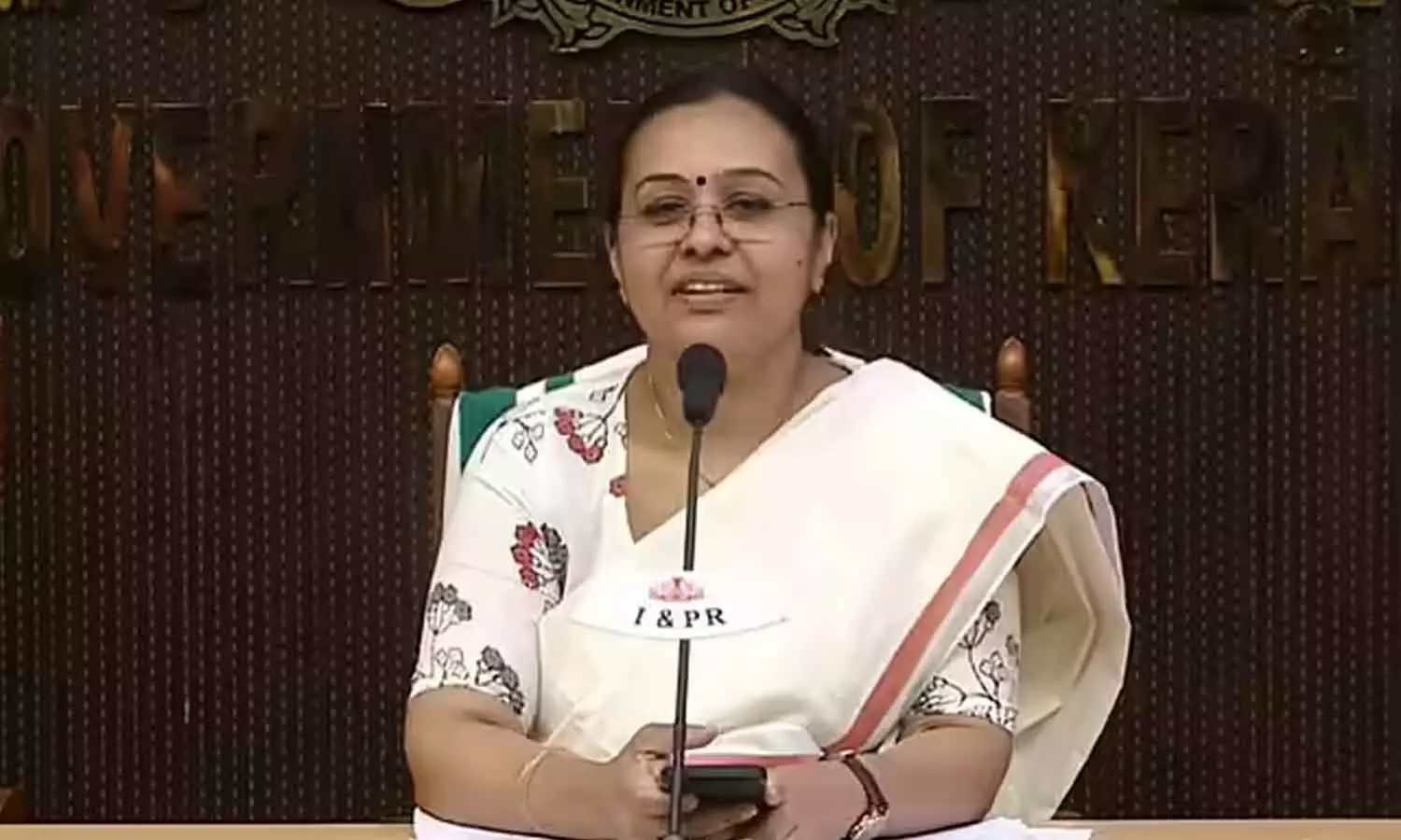 മന്ത്രി പോയിട്ട് എംഎല്‍എ ആയി ഇരിക്കാന്‍ പോലും അര്‍ഹതയില്ല, കൂടുതല്‍ പറയിപ്പിക്കരുത്: വീണാ ജോര്‍ജിനെതിരെ ലോക്കല്‍ കമ്മിറ്റി അംഗത്തിന്റെ ഫേസ്ബുക്ക് പോസ്റ്റ്