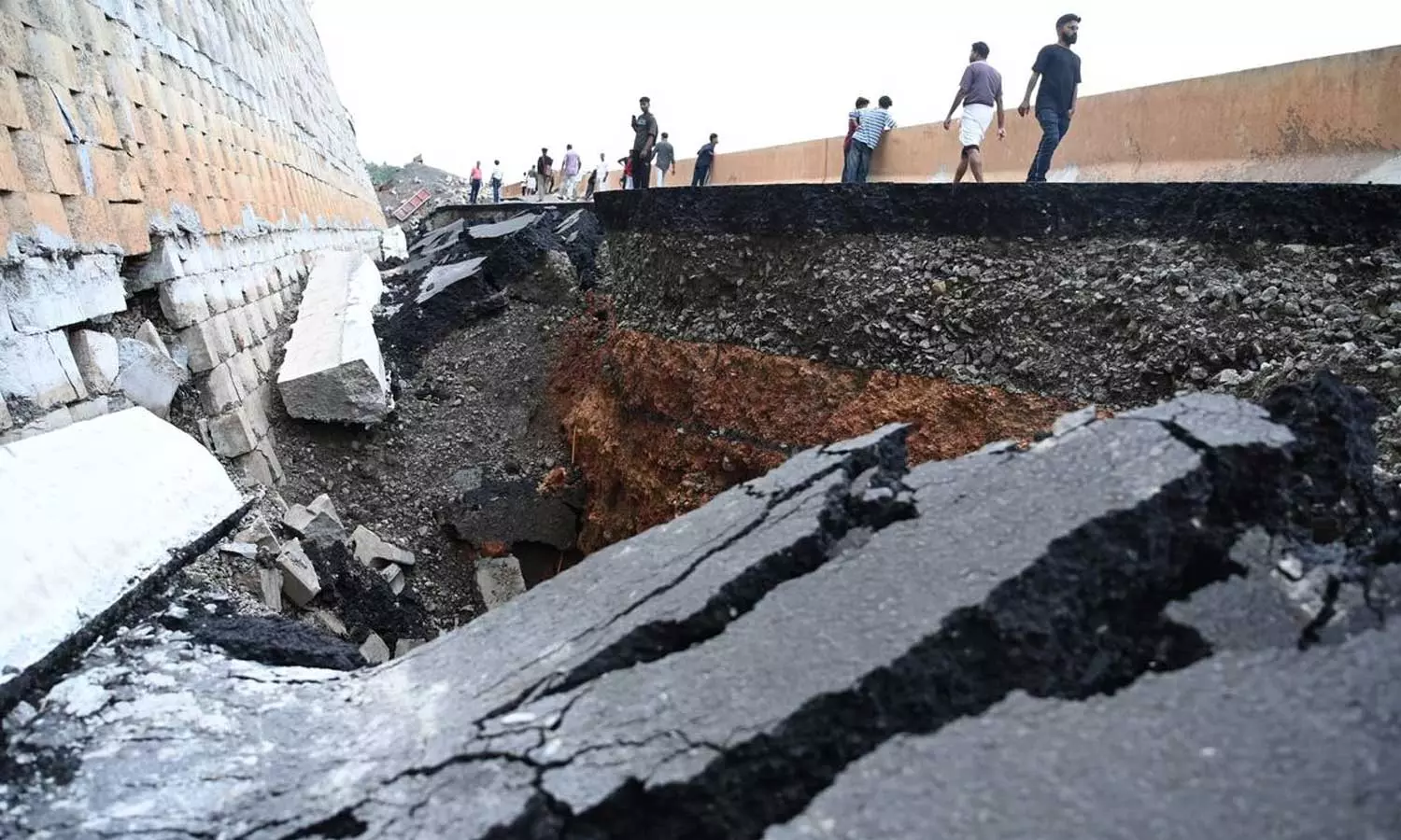 എന്എച്ച് തകര്ച്ച: സംസ്ഥാന സര്ക്കാരിനെതിരെ എംപിമാരുടെ യോഗത്തില് വിമര്ശനം എന്എച്ച് തകര്ച്ച: സംസ്ഥാന സര്ക്കാരിനെതിരെ എംപിമാരുടെ യോഗത്തില് വിമര്ശനം
