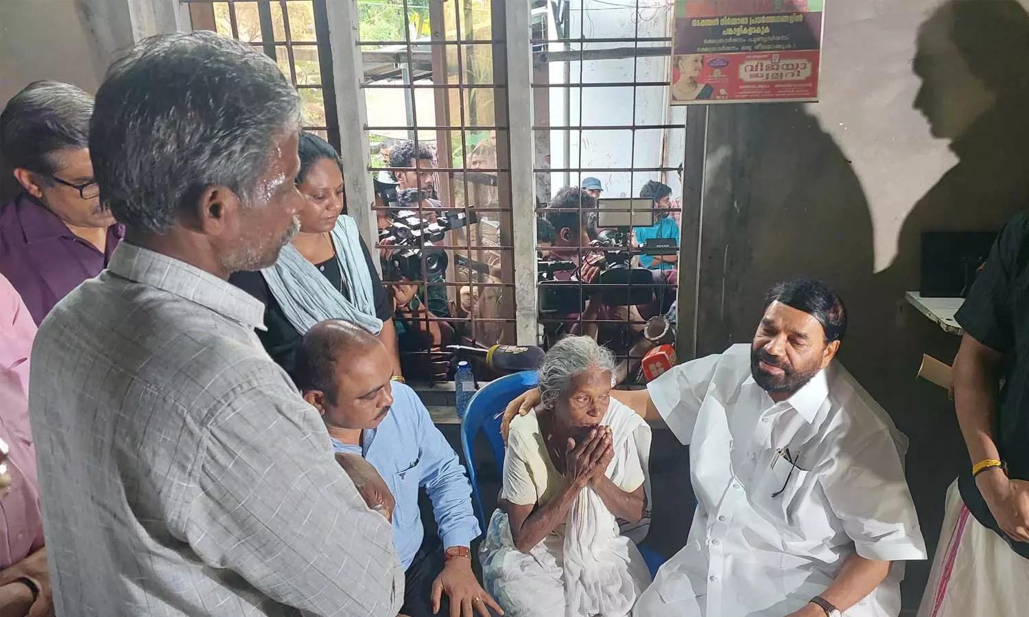 മന്ത്രി വി.എന്‍ വാസവന്‍ മരിച്ച ബിന്ദുവിന്റെ വീട്ടിലെത്തി; മകളുടെ ചികിത്സാചെലവ് സര്‍ക്കാര്‍ വഹിക്കും