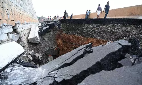 എന്എച്ച് തകര്ച്ച: സംസ്ഥാന സര്ക്കാരിനെതിരെ എംപിമാരുടെ യോഗത്തില് വിമര്ശനം എന്എച്ച് തകര്ച്ച: സംസ്ഥാന സര്ക്കാരിനെതിരെ എംപിമാരുടെ യോഗത്തില് വിമര്ശനം