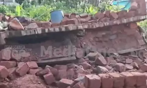 മലപ്പുറത്ത് നിര്‍മാണത്തിലിരുന്ന കമ്മ്യൂണിറ്റി സെന്റര്‍ തകര്‍ന്നു വീണു; തൊഴിലാളികള്‍ അത്ഭുതകരമായി രക്ഷപ്പെട്ടു