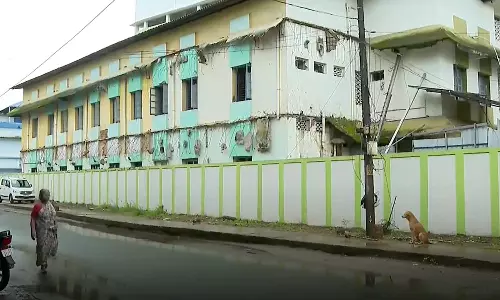 അപകട ഭീതിയിൽ പയ്യന്നൂർ താലൂക്ക് ആശുപത്രിയുടെ പഴയ കെട്ടിടം