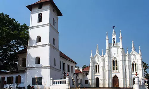 വരാപ്പുഴ അതിരൂപതയുടെ ഭൂമി വ്യാജ രേഖകൾ ചമച്ച് മറിച്ചുവിറ്റെന്ന് പരാതി; ജില്ലാ കലക്ടർക്കെതിരെ കേസ്