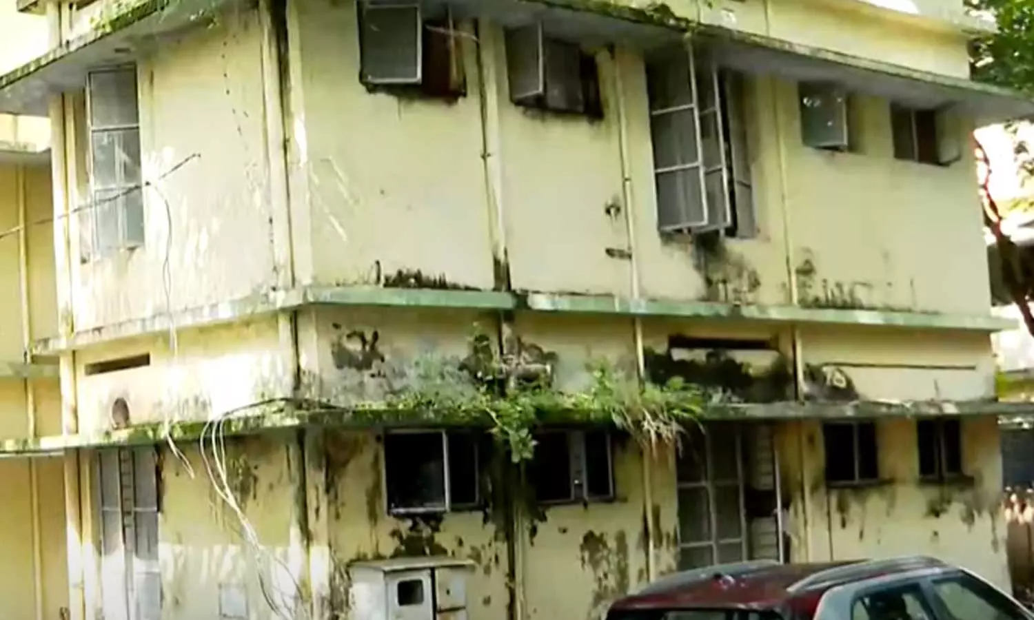 ഇളകിയ കോൺഗ്രീറ്റ് പാളികൾ,ചോർന്നൊലിക്കുന്ന ശുചിമുറികൾ...; കോട്ടയം മെഡി.കോളജിലെ പിജി വിദ്യാർഥികളുടെ ഹോസ്റ്റലിന്റെ അവസ്ഥയും ദയനീയം