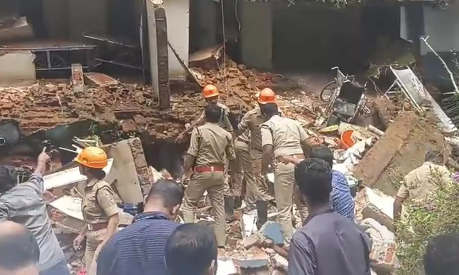 കോട്ടയം മെഡി. കോളജിൽ അപകടമുണ്ടായ കെട്ടിടത്തിന്റെ മൂന്നാം നിലയിലെ ശുചിമുറി രോഗികൾ ഉപയോഗിച്ചിരുന്നതായി കണ്ടെത്തൽ കോട്ടയം മെഡി. കോളജിൽ അപകടമുണ്ടായ കെട്ടിടത്തിന്റെ മൂന്നാം നിലയിലെ ശുചിമുറി രോഗികൾ ഉപയോഗിച്ചിരുന്നതായി കണ്ടെത്തൽ