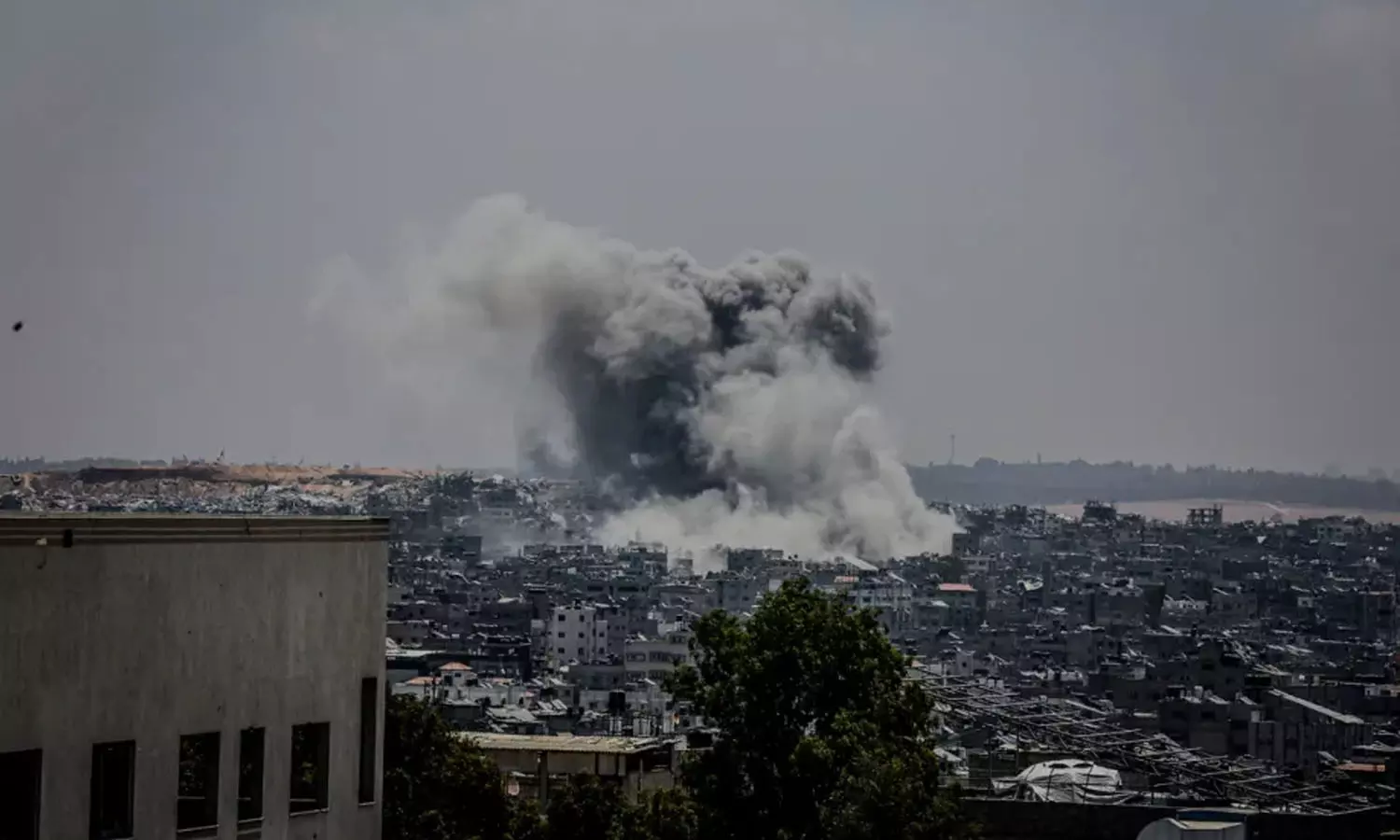 ഗസ്സയിൽ അഭയാർഥി ക്യാമ്പിനും ഷെൽട്ടറുകൾക്കും നേരെ ഇസ്രായേൽ ആക്രമണം; 64 പേർ കൊല്ലപ്പെട്ടു ഗസ്സയിൽ അഭയാർഥി ക്യാമ്പിനും ഷെൽട്ടറുകൾക്കും നേരെ ഇസ്രായേൽ ആക്രമണം; 64 പേർ കൊല്ലപ്പെട്ടു