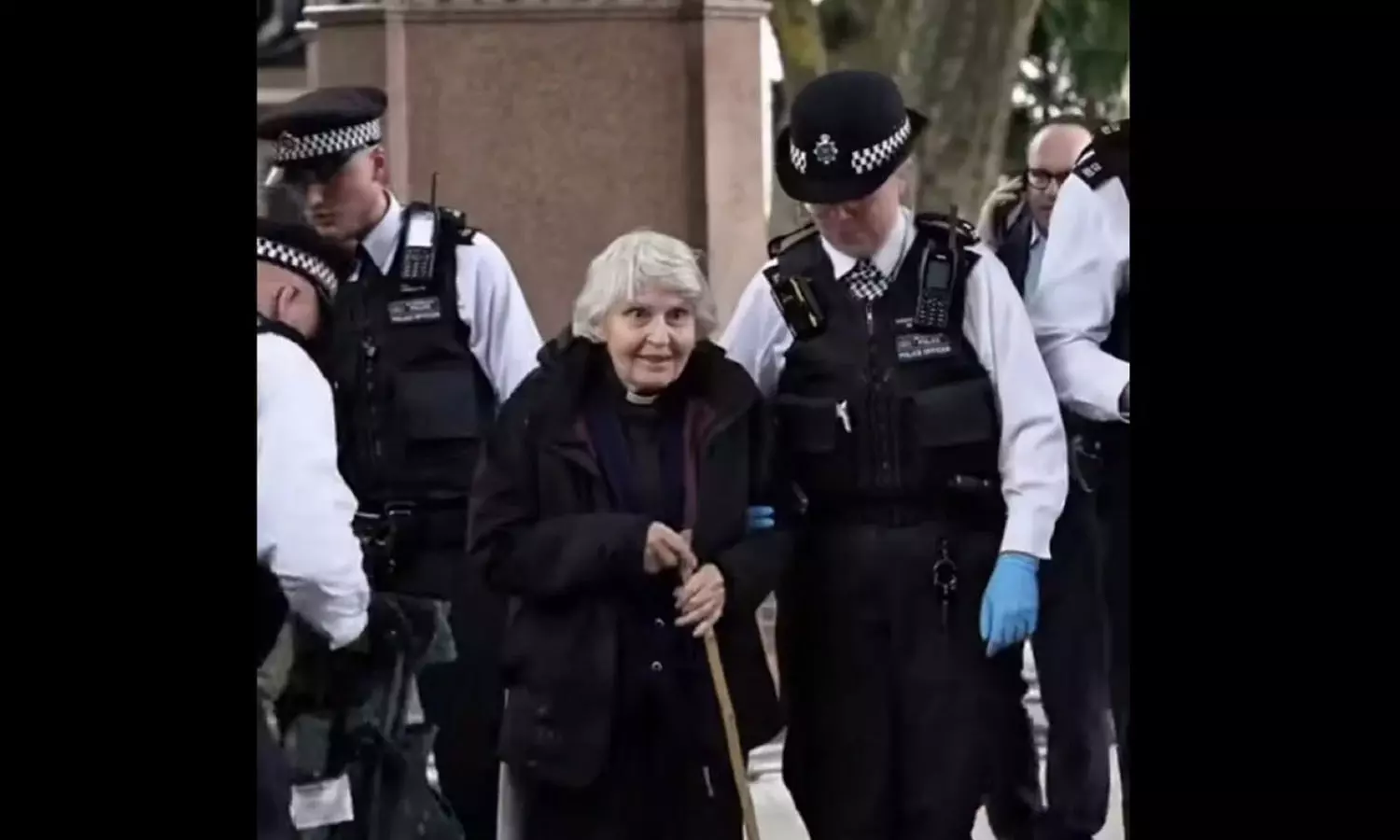 ഫലസ്തീൻ ആക്ഷൻ ഗ്രൂപ്പിനെ പിന്തുണക്കുകയും ഗസ്സ വംശഹത്യയെ എതിർക്കുകയും ചെയ്തു; 83 വയസ്സുള്ള പുരോഹിതയെ കസ്റ്റഡിയിലെടുത്ത് യുകെ പൊലീസ്