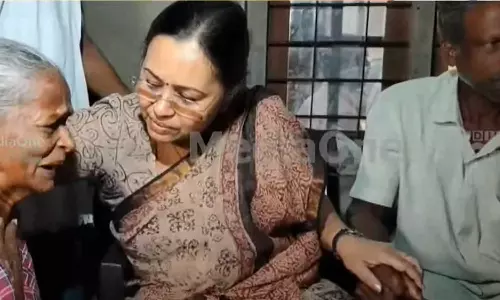 കോട്ടയം മെഡി.കോളജ് അപകടം: ബിന്ദുവിന്റെ വീട്ടിലെത്തി കുടുംബാംഗങ്ങളെ ആശ്വസിപ്പിച്ച്  മന്ത്രി വീണാ ജോർജ്