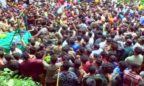 കൂട്ടിലായ നരഭോജിക്കടുവയെ കാട്ടിൽ കൊണ്ടുവിടരുത്; കരുവാരക്കുണ്ടിൽ വൻ ജനപ്രതിഷേധം