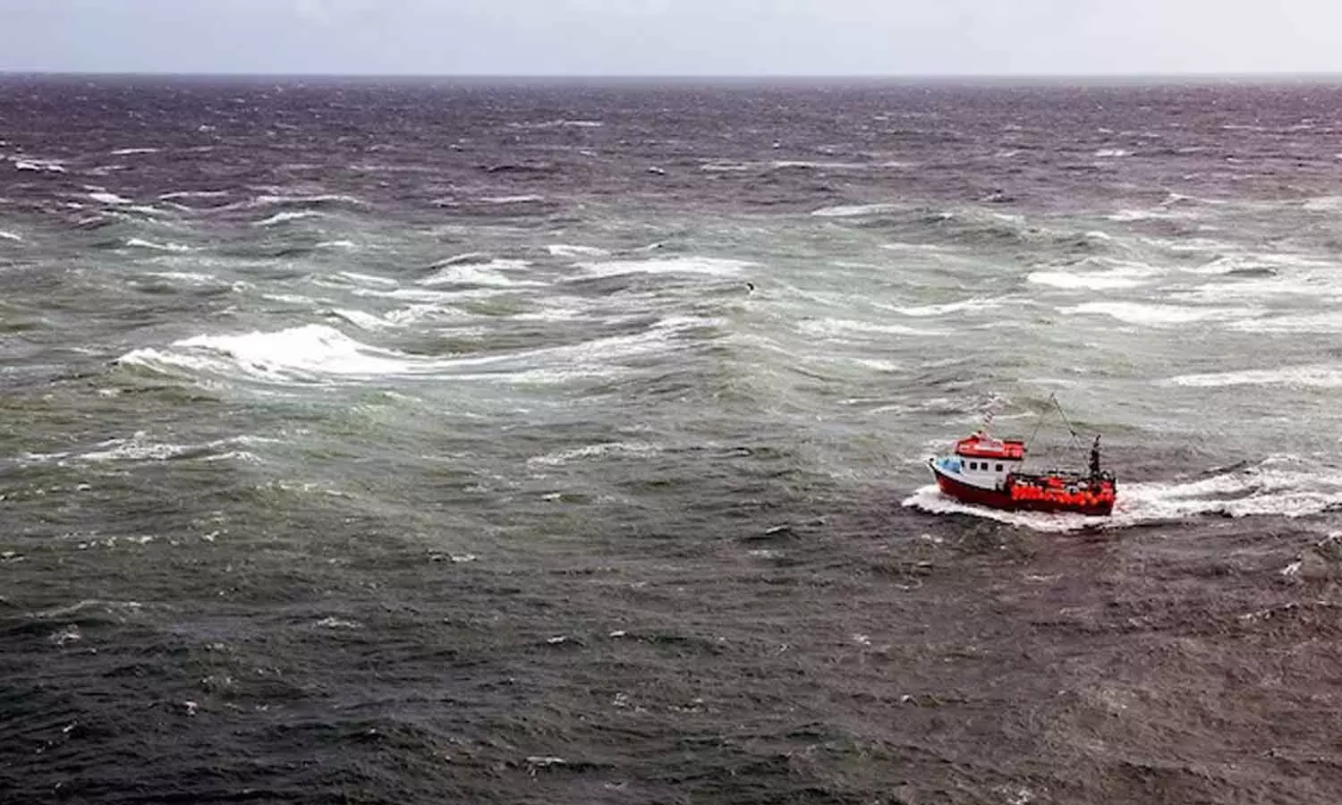 മഹാരാഷ്ട്ര തീരത്ത് അജ്ഞാത ബോട്ട്; സ്ഥലത്ത് വൻ പൊലീസ് സന്നാഹം മഹാരാഷ്ട്ര തീരത്ത് അജ്ഞാത ബോട്ട്; സ്ഥലത്ത് വൻ പൊലീസ് സന്നാഹം