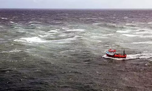 മഹാരാഷ്ട്ര തീരത്ത് അജ്ഞാത ബോട്ട്;  സ്ഥലത്ത് വൻ പൊലീസ് സന്നാഹം