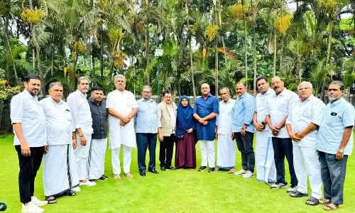 മംഗളൂരുവിലെ ആൾക്കൂട്ടക്കൊല; അശ്റഫിന്റെ കുടുംബത്തിന് 15 ലക്ഷം രൂപ കൈമാറി കർണാടക മന്ത്രിയും സ്പീക്കറും