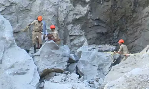 കോന്നി പാറമട അപകടത്തില്‍ കാണാതായ ബിഹാര്‍ സ്വദേശിക്കായി തിരച്ചില്‍; ക്വാറിയുടെ പ്രവര്‍ത്തനം അനുമതിയില്ലാതെയെന്ന് നാട്ടുകാര്‍