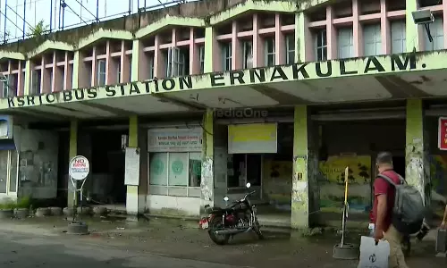 ആശങ്കയുയര്‍ത്തി എറണാകുളം കെഎസ്ആര്‍ടിസി കെട്ടിടം