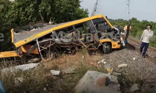 തമിഴ്നാട്ടിൽ സ്കൂൾ വാനിൽ ട്രെയിൻ ഇടിച്ച് മൂന്ന് വിദ്യാർഥികൾക്ക് ദാരുണാന്ത്യം