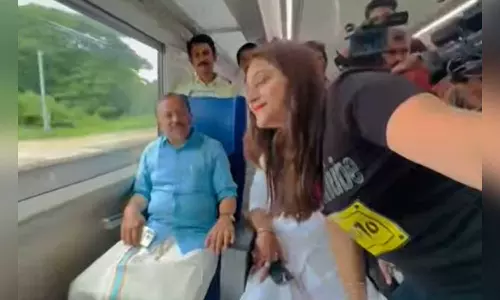 ചാരവനിത ജ്യോതി മൽഹോത്ര വന്ദേഭാരതിലും; മൽഹോത്രക്ക് ഒപ്പം മുൻ കേന്ദ്രമന്ത്രി വി.മുരളീധരനും, കെ. സുരേന്ദ്രനും