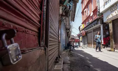 പൊതുഗതാഗതം പൂര്ണമായി സ്തംഭിച്ചു; മധ്യ കേരളത്തില് പണിമുടക്ക് പൂര്ണം പൊതുഗതാഗതം പൂര്ണമായി സ്തംഭിച്ചു; മധ്യ കേരളത്തില് പണിമുടക്ക് പൂര്ണം