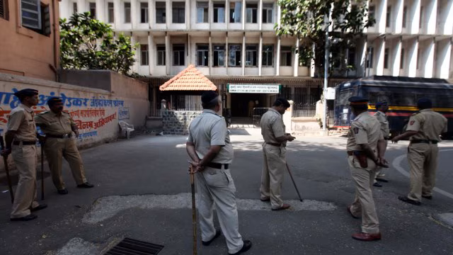 ശുചിമുറിയില് രക്തക്കറ; സ്കൂളില് കുട്ടികളെ വിവസ്ത്രരാക്കി ആര്ത്തവ പരിശോധന നടത്തി; പ്രിന്സിപ്പലും സഹായിയും അറസ്റ്റില് ശുചിമുറിയില് രക്തക്കറ; സ്കൂളില് കുട്ടികളെ വിവസ്ത്രരാക്കി ആര്ത്തവ പരിശോധന നടത്തി; പ്രിന്സിപ്പലും സഹായിയും അറസ്റ്റില്