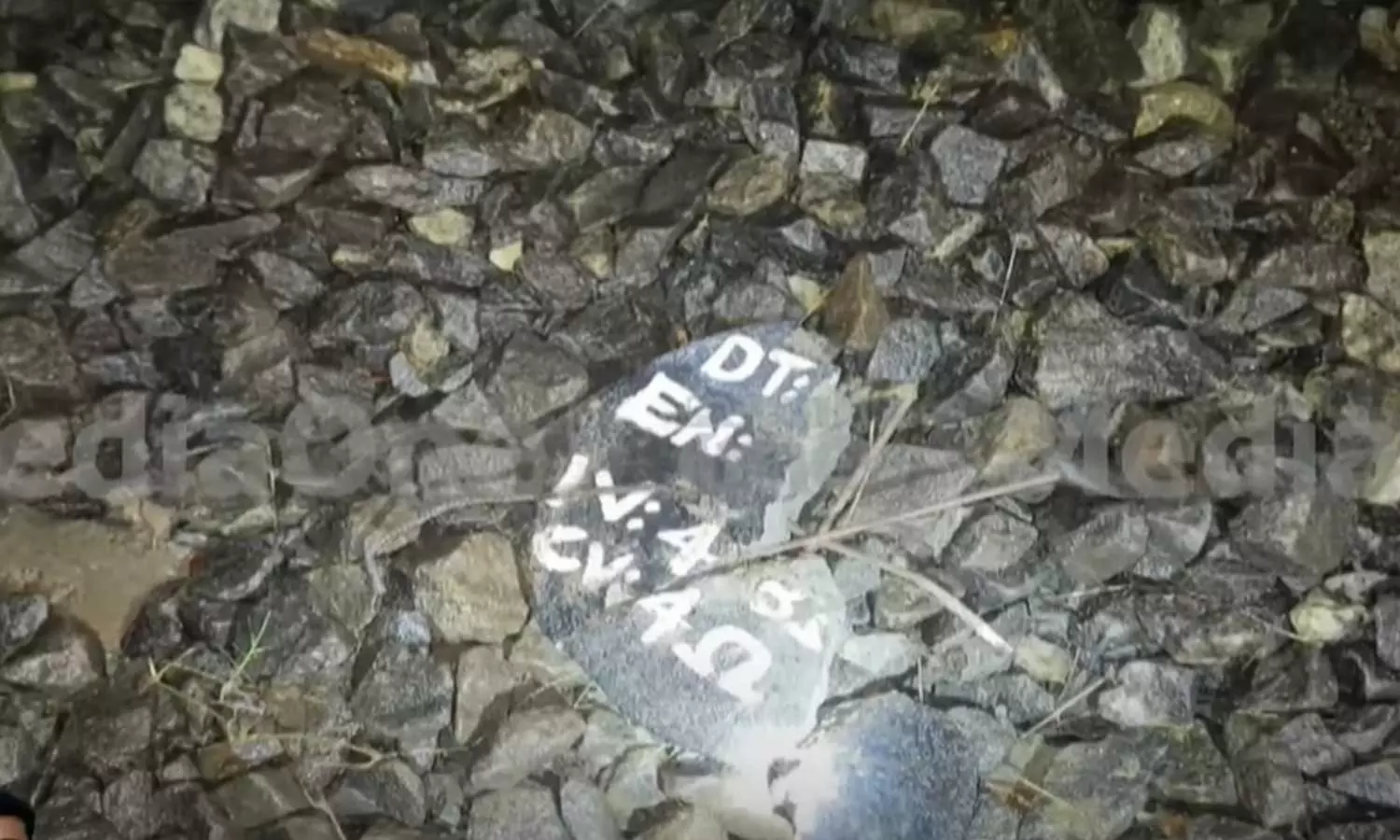 കണ്ണൂര് വളപട്ടണം റെയില്വേ സ്റ്റേഷന് സമീപം ട്രാക്കില് കോണ്ക്രീറ്റ് സ്ലാബ് കണ്ടെത്തി കണ്ണൂര് വളപട്ടണം റെയില്വേ സ്റ്റേഷന് സമീപം ട്രാക്കില് കോണ്ക്രീറ്റ് സ്ലാബ് കണ്ടെത്തി